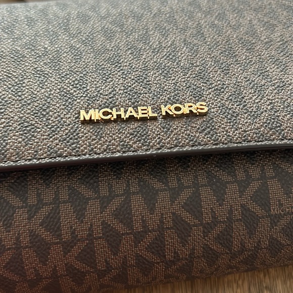 New MICHAEL KORS
Medium Logo Convertible Crossbody Bag. 13 - Picture 7 of 10